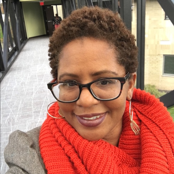 Meet your Posher, Liz - Picture 3 of 4